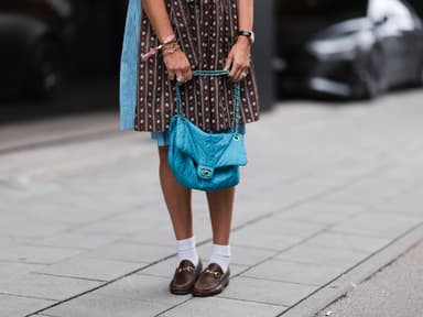 Eine Frau trägt Loafer zum Dirndl
