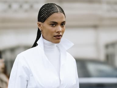 Frau Paris Fashion Week Streetstyle trägt weiße Bluse und Jeans