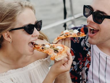 Junges Paar isst Pizza