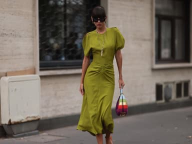 Frau mit grünem Kleid und Sandaletten