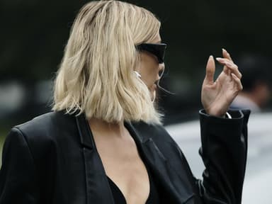 Paris Fashion Week Frau mit blonden Haaren trägt Wellen im Haar