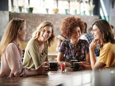 Frauen sitzen am Tisch bei Spieleabend