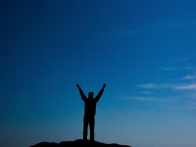 Person vor Sternenhimmel