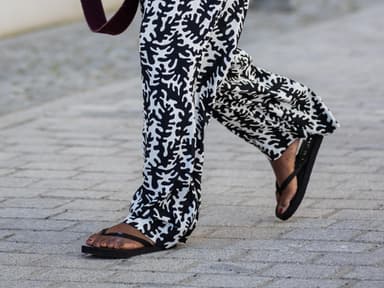 Frau mit schwarzen Flip Flops