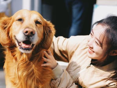 Frau mit Golden Retriever