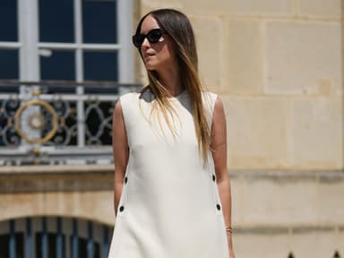 Junge Frau trägt weißes Maxikleid