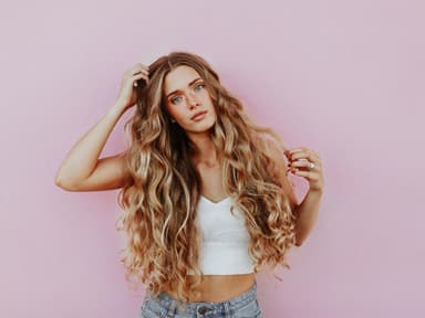 Frau mit langen blonden Locken