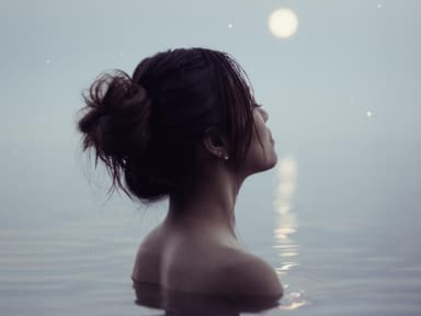 Frau badet im See
