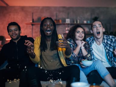 Gruppe von Freunden guckt Fernsehen und erschreckt sich