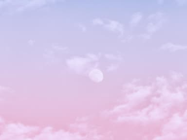 Pinke Wolken und Vollmond