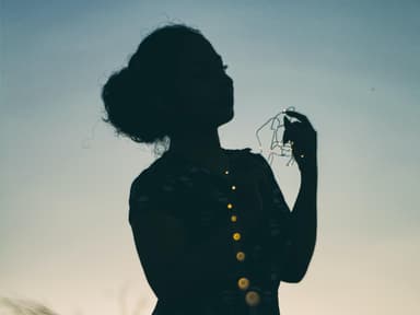 Frau mit Lichterkette