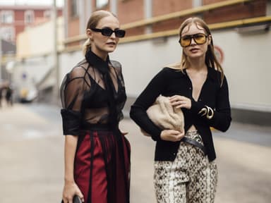 Zwei Frauen mit Sonnenbrille auf der Mailänder Fashion Week