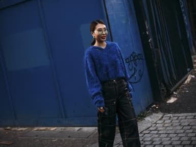 Frau im blauen Pullover