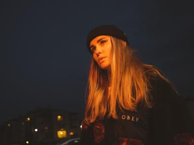 Frau mit Mütze in der Nacht
