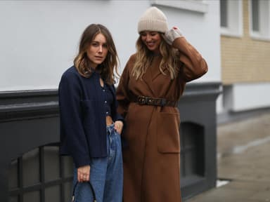 Frauen tragen blaue Boxy-Jacke und braunen Mantel 