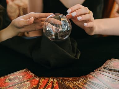 Zwei Frauen berühren Glaskugel