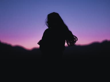 Silhouette einer Frau mit langen Haaren