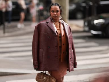 Frau trägt braune Lederjacke