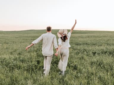 Mann und Frau auf einer Wiese