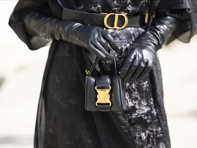 Frau trägt schwarze Lederhandschuhe Streetstyle Fashion Week