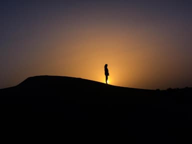 Frau vor Sonnenuntergang