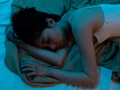 Traurige Frau liegt im Bett
