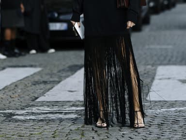 Frau trägt auf Paris Fashion Week Fransenrock
