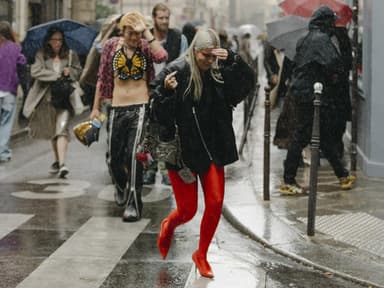 Frau trägt auf Paris Fashion Week rote Strumpfhose Streetstyle