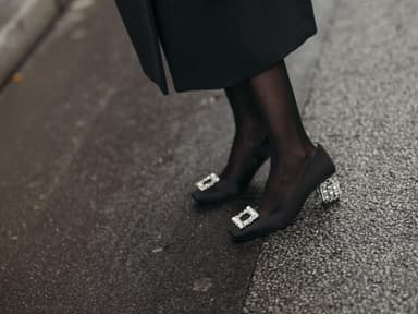 Frau in glamourösen Pumps 