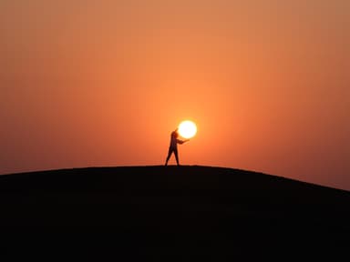 Person umarmt Sonne