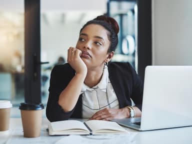 Frau am Laptop auf der Arbeit