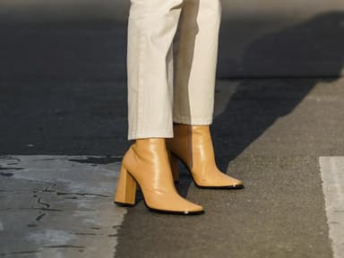 Frau trägt beige Boots