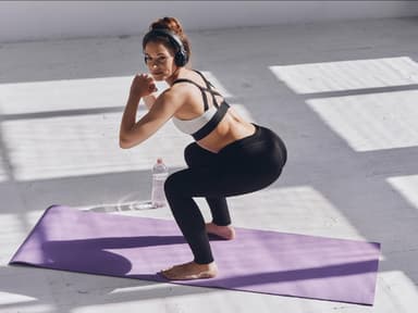 Frau macht Squats