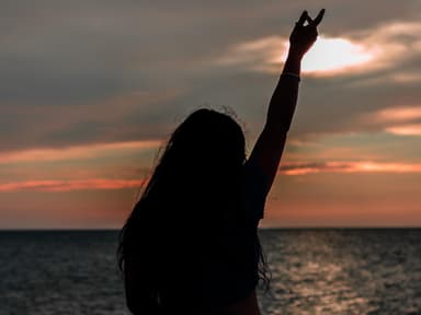 Sternzeichen, die am Wochenende Glück haben Silhouette einer Frau am See