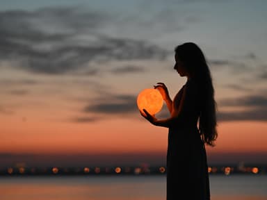 Frau mit Planet vor Himmel