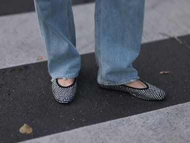 Ballerinas mit Strass und Denim Jeans