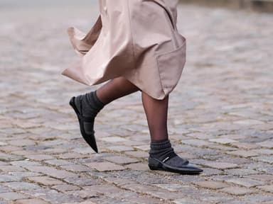 Frau trägt schwarze Sling-Ballerinas