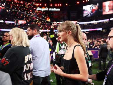 Taylor Swift trägt Corsage