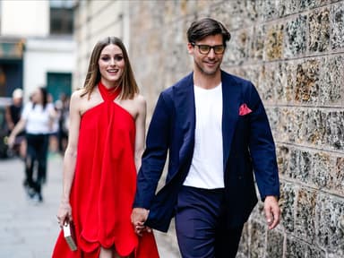 Frau trägt rotes Kleid