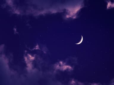 Glücks-Sternzeichen der Woche Halbmond am lilafarbenen Himmel