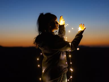 Glücks-Sternzeichen am Wochenende Frau mit Lichterkette