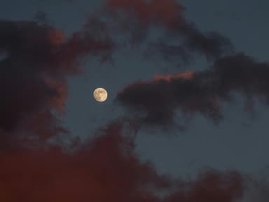 Mond am wolkigen Himmel