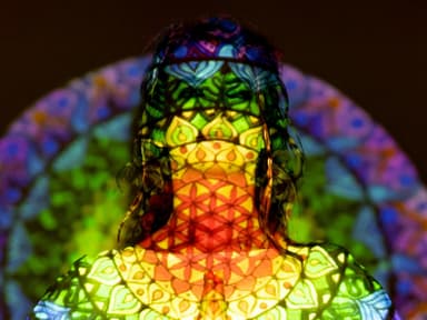 Frau in buntem Licht