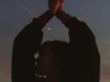 Frau mit Mond im Hintergrund