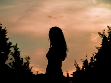 Silhouette einer Frau im Wald