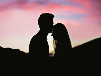 Mann küsst Frau auf die Stirn