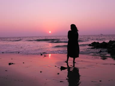 Das sagt dein Tageshoroskop für heute Silhouette einer Frau am Meer