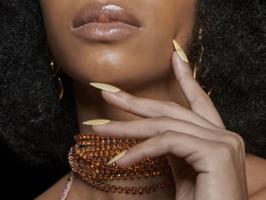 Alle It-Girls tragen diesen Sommer "Butter Yellow Nails" 
