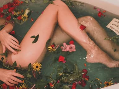 Frau in Badewanne