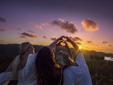 Sonnenuntergang und 3 Frauen